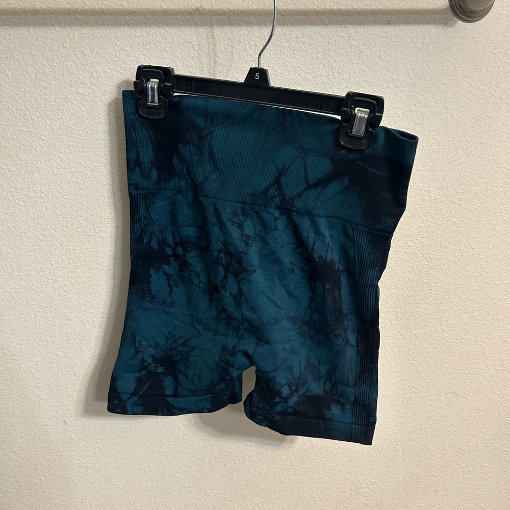 Women’s athletic booty shaping shorts